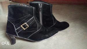 Velvet black boots