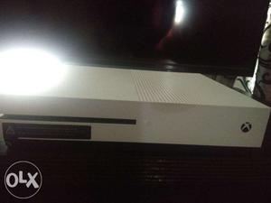 XBOX ONE S 500gb with 1 controller and 5 games