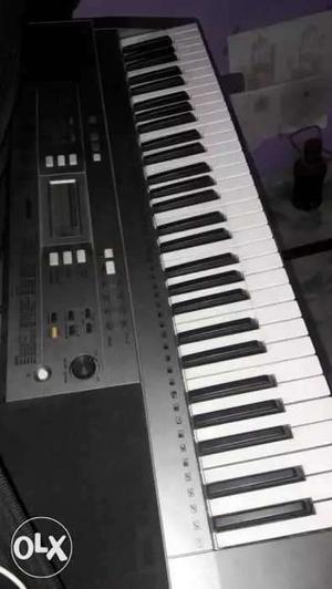 Yamaha keyboard PAR E353 with original cover and
