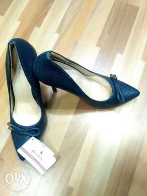 Branded Ladies footwear stocklot at flat 450/-