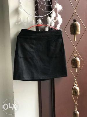 Forever new size 28 skirt and black hat