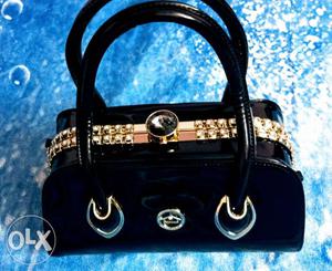Ladies handbag fresh, not use, black colour with