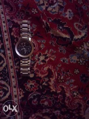 Round wrist watch