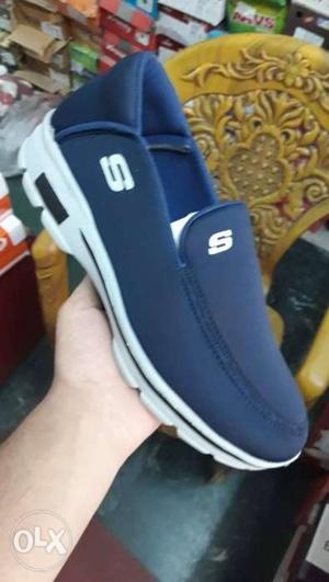 Unpaired Blue And White Skechers Low-top Sneaker