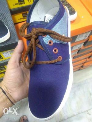 Unpaired Blue Low-top Shoe