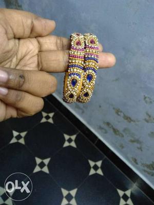 Multicolour stones and thread bangles