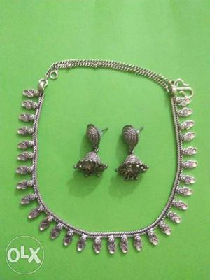 Set of silver neck chain and jimmiki