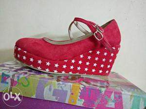 Unpaired Pink, Red, And White Star Print Closed-toe Wedge
