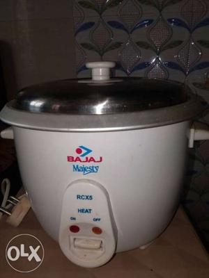 White Bajaj Majesty Rice Cooker