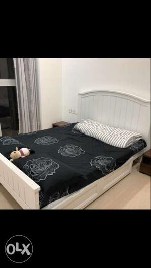 Bed queen urb lad xcellent condition nd mattress
