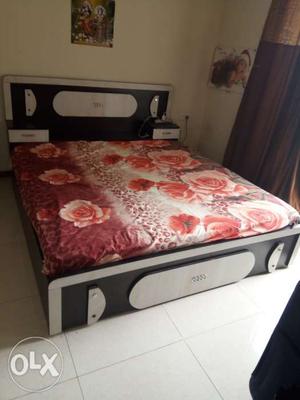 King size bed with good storage pull out and head