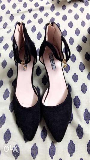 3 pairs of branded heels (black, navy blue, dark