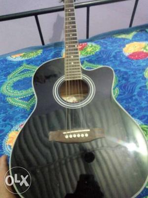 Hi frnds need to sell my guitar very urgent