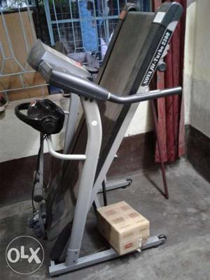 Motorised treadmill with twister