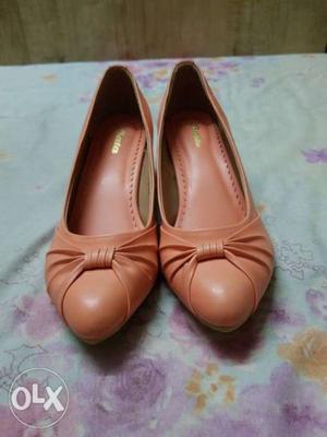 New Unused Pair Of Bata peach Leather heels shoes size 4..