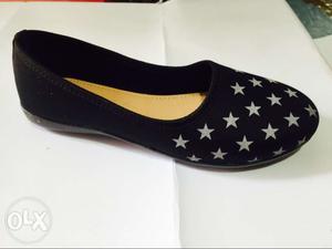 Unpaired Black And White Star Print Flat Shoe