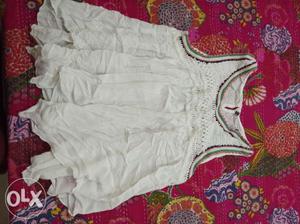 White sleeveless cotton top