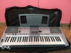 Yamaha I425 keyboard with adapter and bag