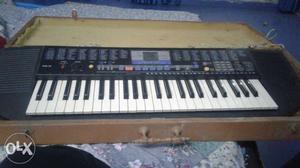 Yamaha keyboard.with wooden box.good condition.