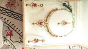 Perfect and complete pink and golden necklace for