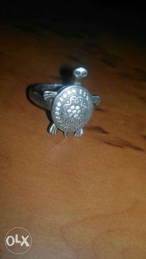 Pure silver tortise ring of shaking hands n legs