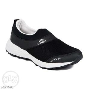 Unpaired Black And White Asian Running Shoe