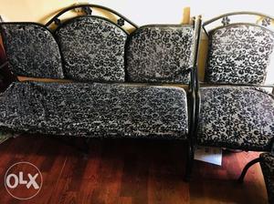 Sofa set in a very good condition and beautifull
