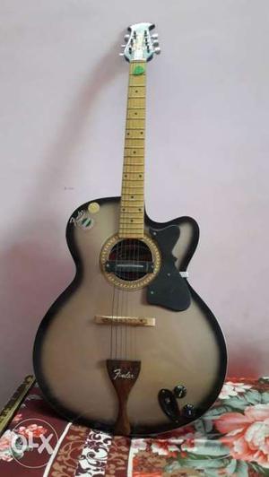 Black and brown guitar very new condition aux
