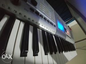 Yamaha i425 Keyboard. 5 years old. with pedal and