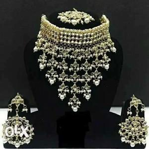 Beautifull set with real pearls intrested one plez leave