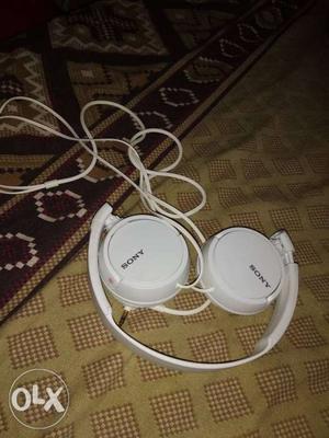 He is good earphone compony sony all condition ok