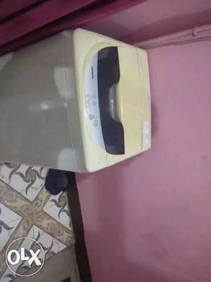 LG washing machine full automatic 6kg in good condition.