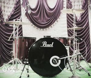 Pearl Target drums with normal hihats and cymbol with toms