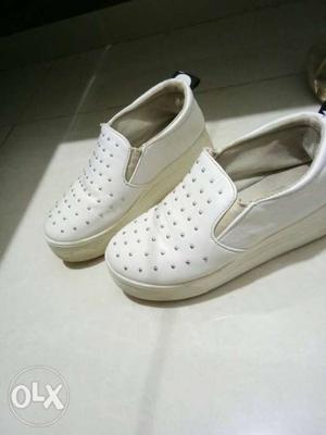 Plain white shoes with heels. size 8