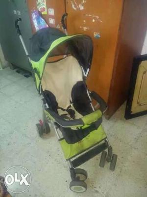 Green and black stroller, in excellent condition
