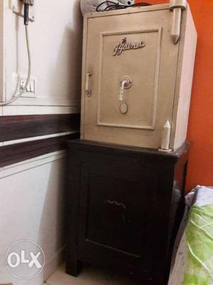 Heavy weight In good condition With wooden