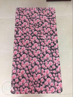Foldable table (good condition)
