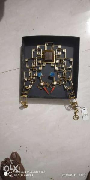 Gold-colored Bib Necklace With Earrings And Case