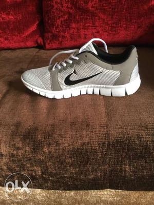Unpaired Gray Nike Low-top Shoe