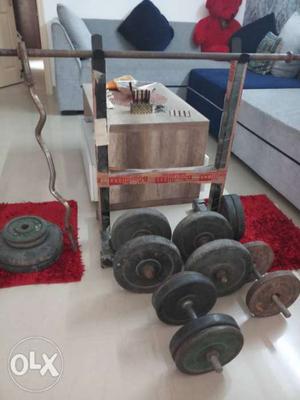Complete Gym set: Bench press with 100 kg dumbles.