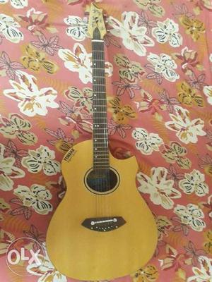 Good condition acoustic guitar {YEMAHA} 5months