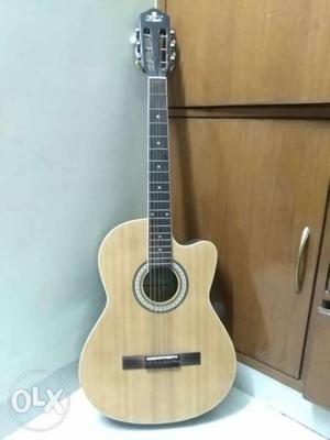 Good quality acoustic guitar. Great Condition. Natural wood