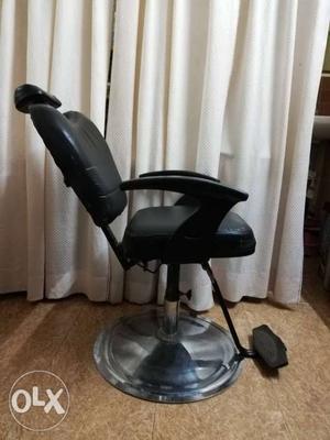 Salon chair Urgent sale Price negotiable