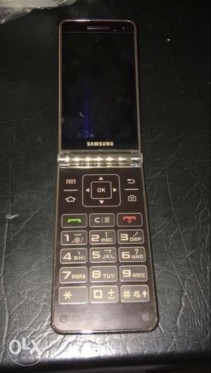 Samsung galaxy golden flip phone in immaculate