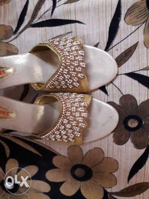 Hd brand heels golden in colour new with diamonds