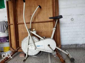Selling Static Excercise Cycle And a Twister
