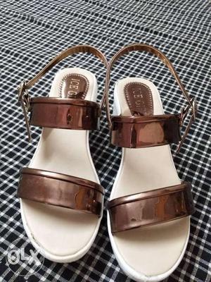 Block heels sandal with metallic straps and white