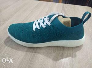 Unpaired Green And White Low-top Sneaker