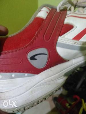 Unpaired White And Red Low-top Sneaker
