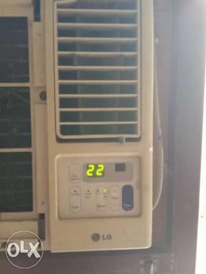 White LG Window-type Air Conditioner 0.75 Tonn